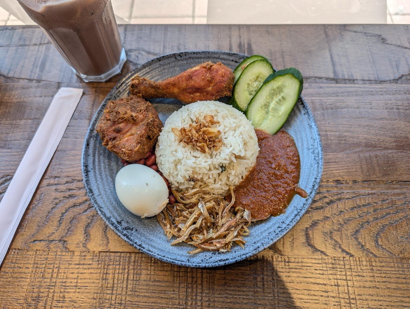 Nasi lemak dengan ayam goreng berempah